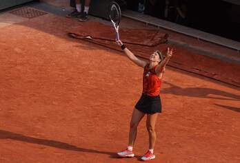 Karolina Muchova celebra su pase a la final de Roland Garros.