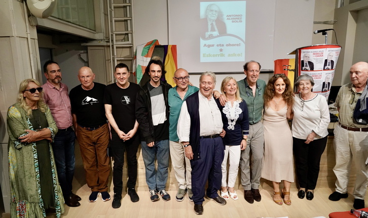 Las personas que intervinieron en el acto saludan a los asistentes ante el retrato de Antonio Álvarez Solís.