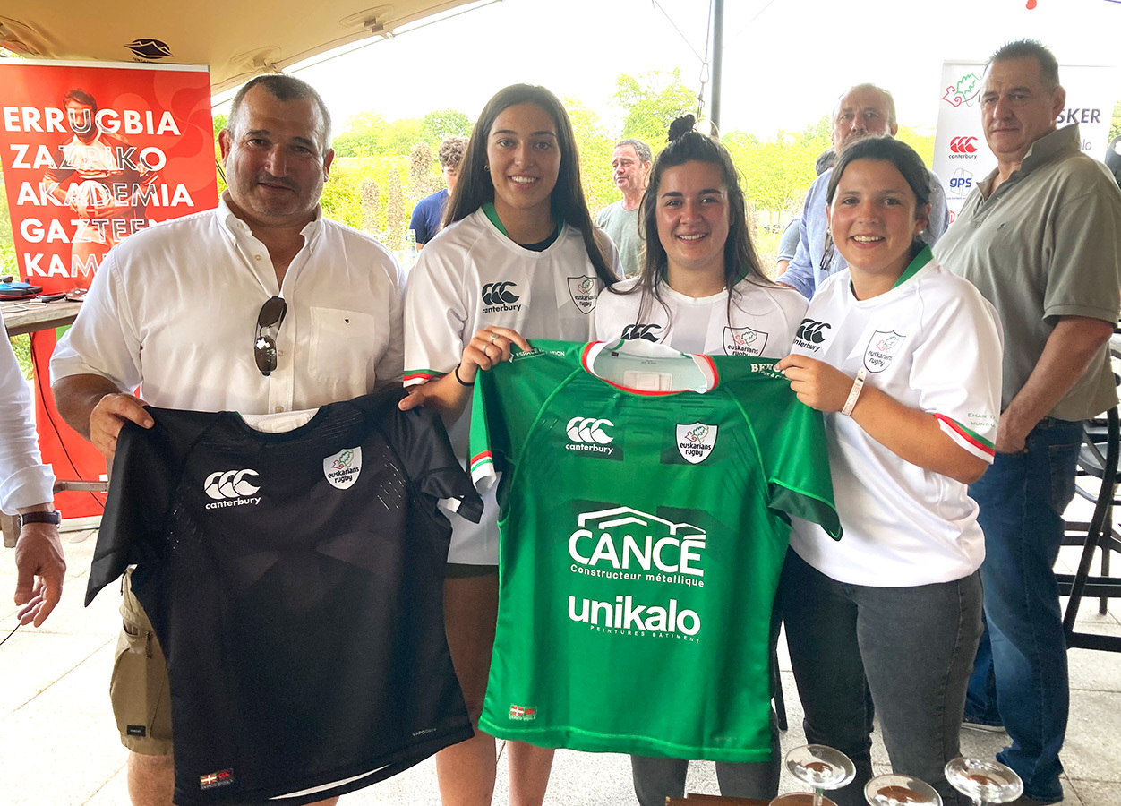 Jean Michel González y jugadoras del AS Bayonne posan con las camisetas de Euskarians. (Guillaume FAVEAU)