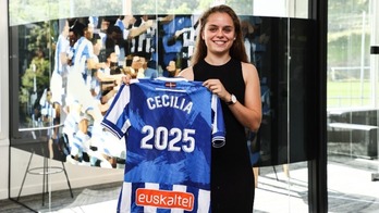 Cecilia Marcos posa con la camiseta de la Real tras cerrar el acuerdo de renovación.