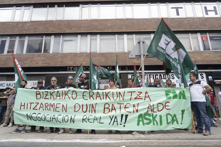 ELAk eraikuntza-sektoreko langileen elkarretaratzea Bilbon, patronalaren egoitzaren aurrean.