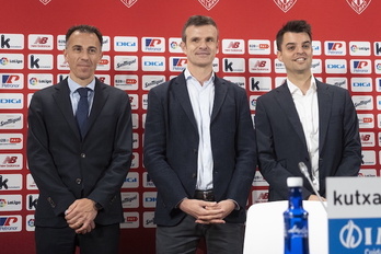 El presidente del Athletic Jon Uriarte, flanqueado por Jon Berasategi y Mikel González.