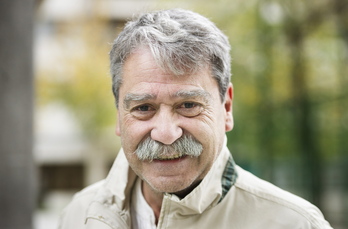 Jabier Salutregi, en una entrevista ante la sede del clausurado policialmente ‘Egin’.