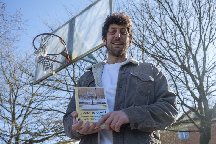 Fernando Mahia, con su libro ‘Coast to coast’, en la cancha callejera de Igara..