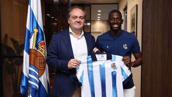 Traoré posa con el presidente de la Real, Jokin Aperribay.