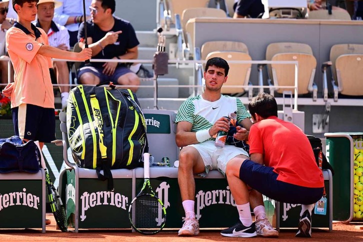 Carlos Alcaraz es atendido por los médicos durante su semifinal ante Djokovic.