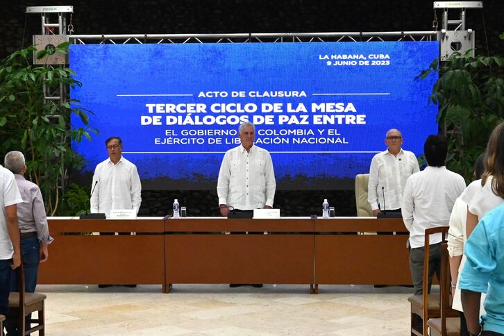 El presidente colombiano, Gustavo Petro, su homólogo cubano, Miguel Díaz-Canel, y el primer comandante del ELN, Antonio García, en el anuncio de hoy.