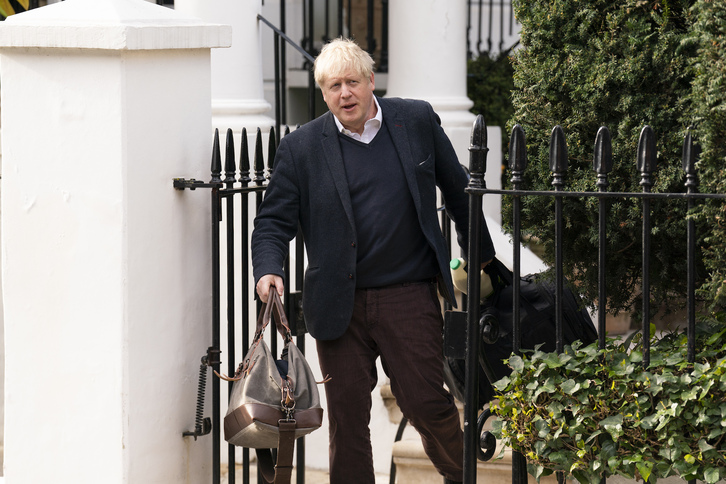 Boris Johnson, a las puertas de su residencia en Londres. 