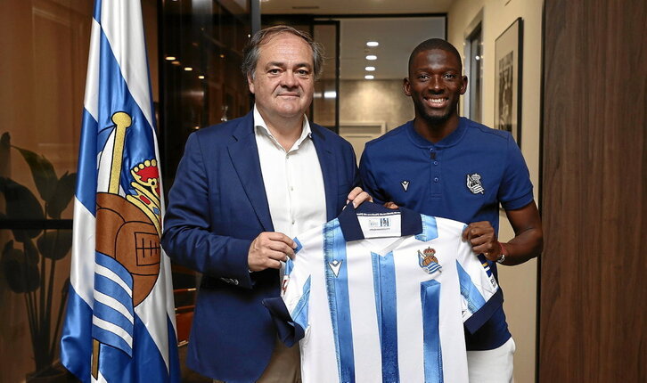 Hamari Traoré posa como nuevo jugador de la Real Sociedad con el presidente del club, Jokin Aperribay.