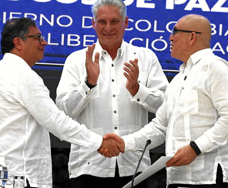 El presidente cubano aplaude el saludo entre Gustavo Petro y Antonio García.