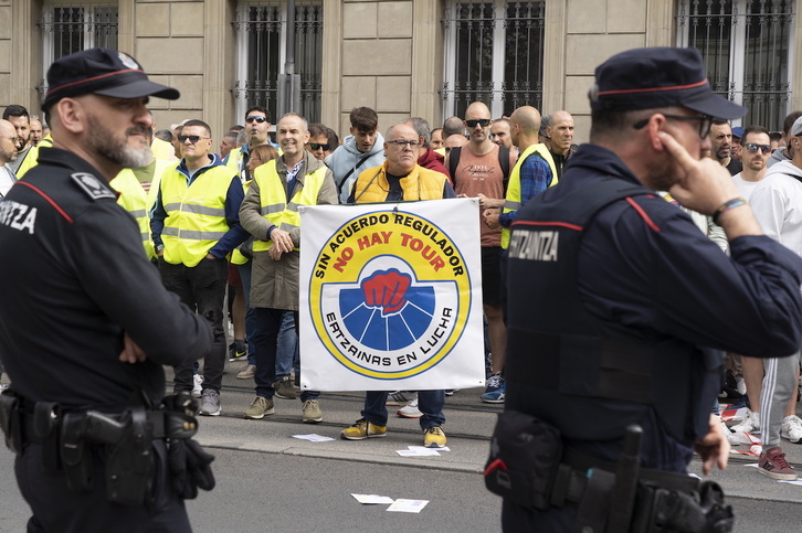Movilización de ertzainas ante el Parlamento de Gasteiz.