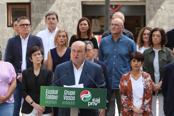 Andoni Ortuzar EAJko EBBren presidentea, Sabin Etxearen aurrean hautagaik aurkezteko egindako agerraldian.