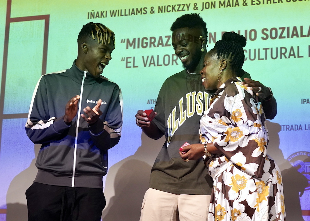 Nico e I&ntilde;aki Williams con su madre Mar&iacute;a Arthuer en la entrega de la insignia como embajadora por el 125 aniversario. (Monika DEL VALLE / FOKU)