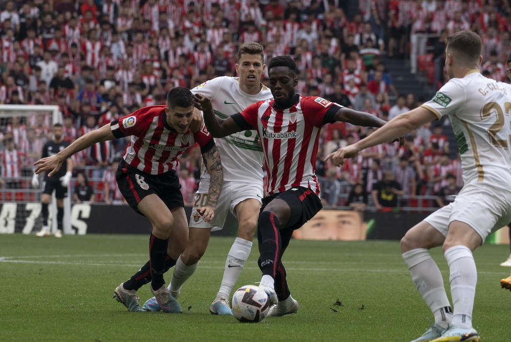 Sancet e I&ntilde;aki Williams en el &uacute;ltimo partido de la temporada en San Mam&eacute;s contra el Elche. (Raul BOGAJO /FOKU)