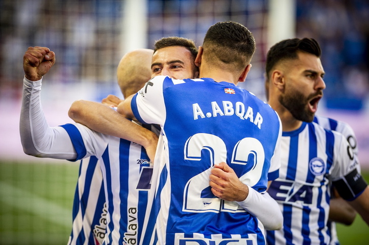 Los albiazules celebran el gol de Abde Rebbach que abrió el marcador ante el Eibar. 