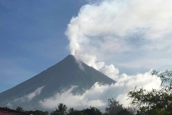 Imagen de la erupción del volcán Mayón.