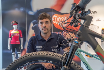 Aitor Galdos Laboral Kutxako managerra, taldeko maillota eskuan duela. 