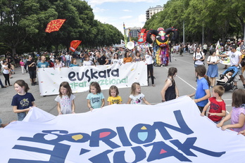 Milaka lagun bildu dira Iruñean euskararen alde.