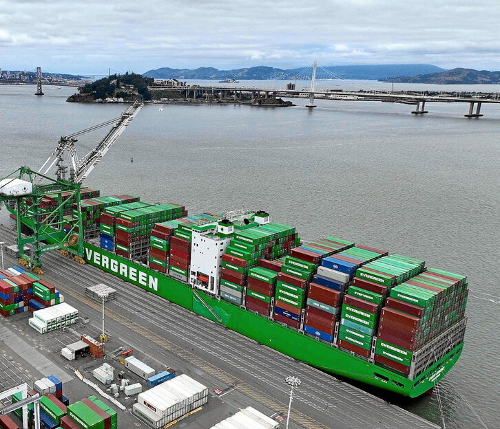 Un barco atracado en el puerto de contenedores de Oakland en California.