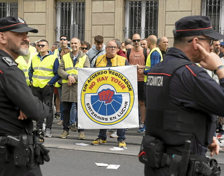 Movilización de ertzainas frente al Parlamento de Gasteiz.