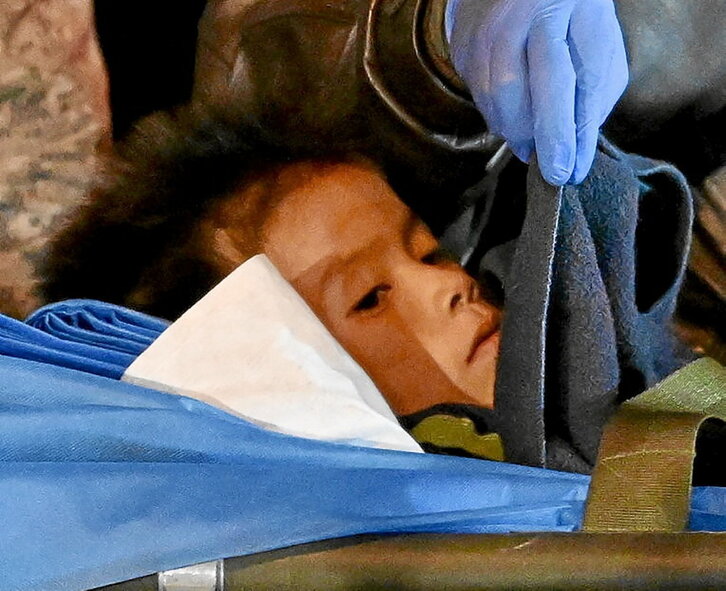 Atienden a uno de los menores rescatados.