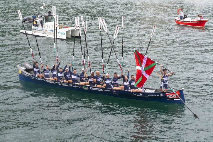 Gorka Aranberri Urdaibaiko patroia Euskadiko Txaopelketako bandera astintzen, arraunlariekin batera, Ondarroan.