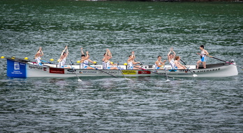 Gorka Aranberri Urdaibaiko patroia Euskadiko Txaopelketako bandera astintzen, arraunlariekin batera, Ondarroan.