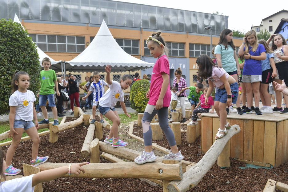 Eskola Txikien jaia ospazten ari dira Lizartzan. Eskola Txikien jaia ospazten ari dira Lizartzan.