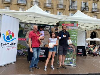 Los elaboradores premiados, durante le certamen celebrado este domingo en la Plaza Nueva.