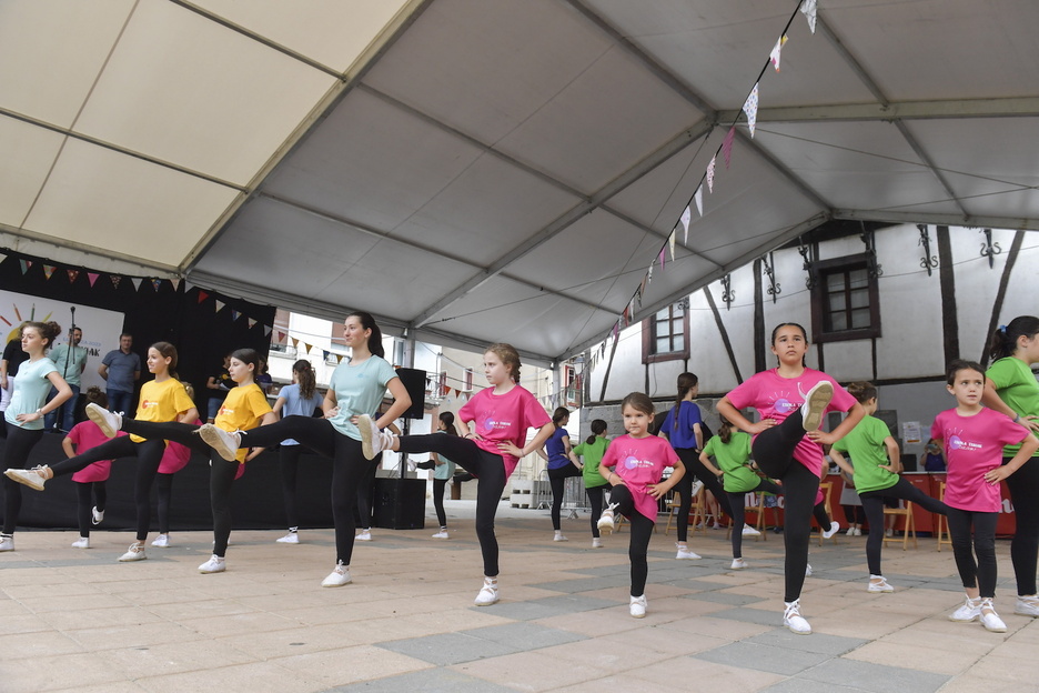 Jai giroa nagusi Eskola Txikien Jaian. Jai giroa nagusi Eskola Txikien Jaian.