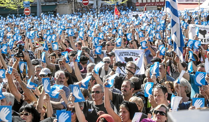 Arriba a la derecha, Teresa Whitfield. En la foto principal, Baiona abarrotada para dar la bienvenida al desarme de ETA y reclamar soluciones para los presos, el 8 de abril de 2017.