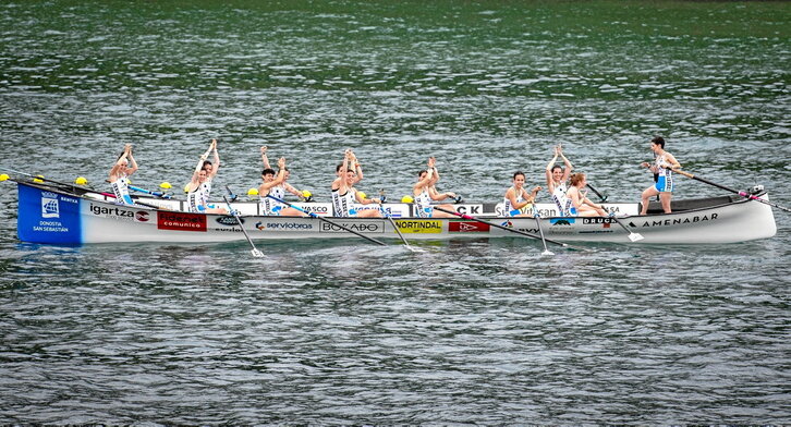 Donostiarrako arraunlariak, Ondarroan Euskadiko Txapelketa irabazi berritan, garaipena ospatzen.
