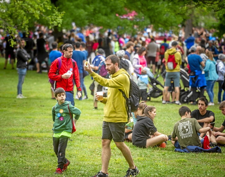 Goizean euriak jaiaren parte izateko asmoa erakutsi zuen arren, egunak aurrera egin ahala eguraldia lagun izan zuten Olarizura joandakoek.