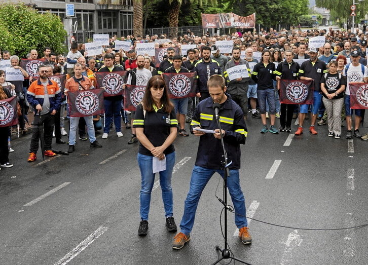 Cientos de personas arroparon la comparecencia a puertas de la fábrica de Laudio.