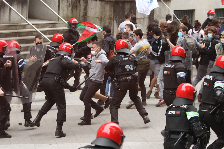 Los «beltzas» de la Ertzaintza, en una carga contra jóvenes de Ernai en 2021.