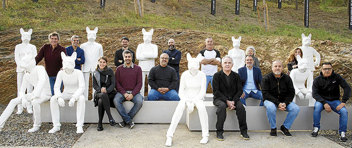 Ferran Adrià junto a su equipo, rodeados de los Bullinianos, realizados en impresión 3D.