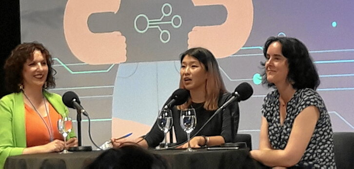 Iratxe Gómez, Quan Zhou y Lorena Fernández, en su conversación en el marco de la jornada organizada por Emakunde en Bilbo.