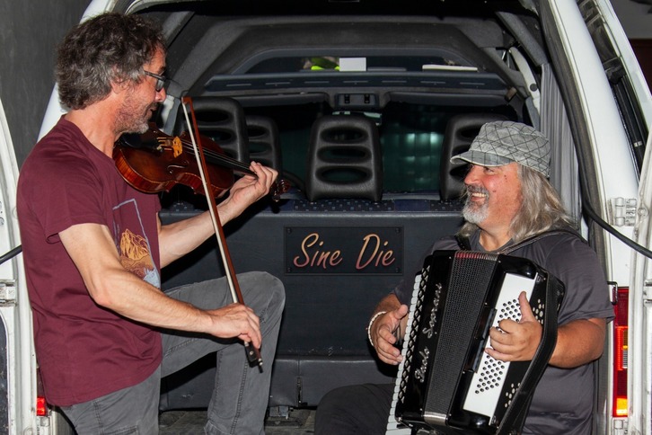 Irudian, Sine Die, Pandero Jaialdiko kartela zabaltzen duen taldea.