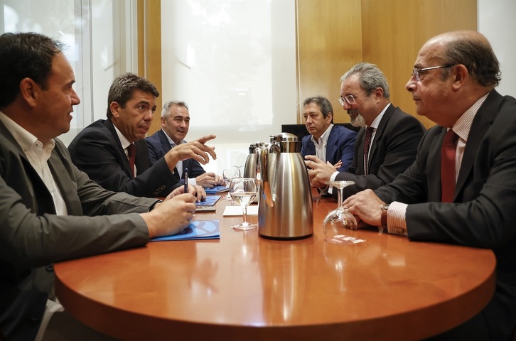 Carlos Mazón (a la izquierda, señalando con el dedo) será el nuevo presidente de la Generalitat valenciana tras el acuerdo alcanzado con Vox (a la derecha de la imagen).