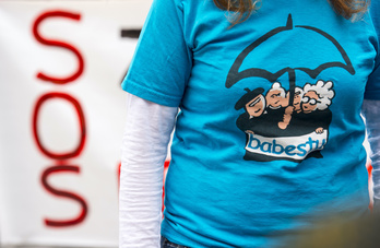 Protesta de familiares de residentes y pensionistas por la gestión de estos centros, en Bilbo.