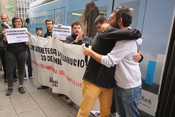 Alami junto a miembros de AZET tras conocer que el Ayuntamiento le garantizará una alternativa habitacional.