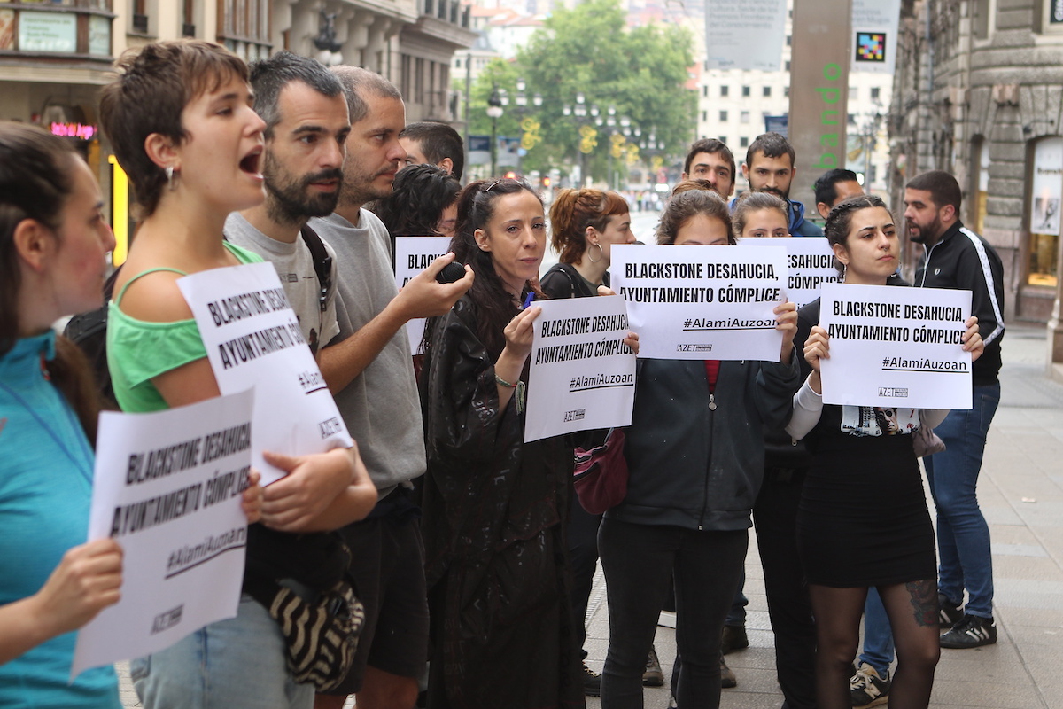 Concentración de AZET ante las oficinas de Viviendas Municipales del Ayuntamiento de Bilbo. (Oskar MATXIN EDESA | FOKU)