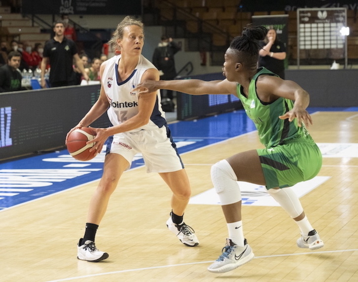 Urtebete kantxetatik at egon ostean, bizkarreko minek jota, Angie Bjorklund Gernikan da berriz ere.