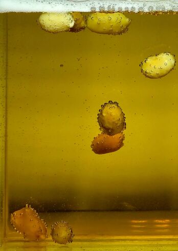 Kakahueteak, garagardoan «dantzan».