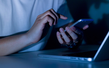 Sare sozialetan ematen den jazarpenaren inguruan kontzientziatu nahi izan dute ekimen honekin. 