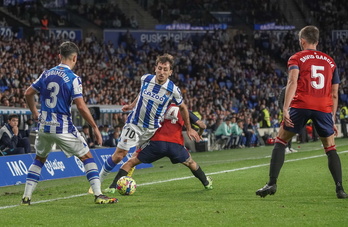 Oyarzabal eta Zubimendi Realeko jokalariak, eta David Garcia Osasunakoa irudian, sasoi honetan Anoetan jokatu zuten derbian.  