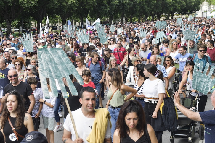Sorionekuak ekimenak deitutako manifestazioa, joan den ekainaren 10ean Iruñean. Egun osoko jaia izan zen. Bertan nabarmendu zutenez, aurrerapauso bat emateko ailegatu zen «sorioneku» eskua. (Idoia ZABALETA/FOKU)