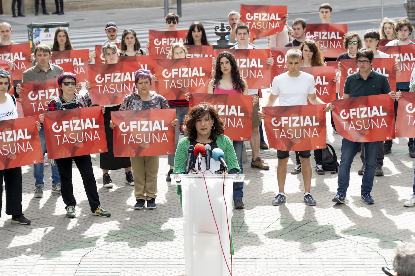 Nafarroako 200 gizarte eragile batu ditu euskararen ofizialtasunaren aldeko aldarriak, tartean Kontseilua. Mikrofonoan, Idurre Eskisabel. (Iñigo URIZ/FOKU)