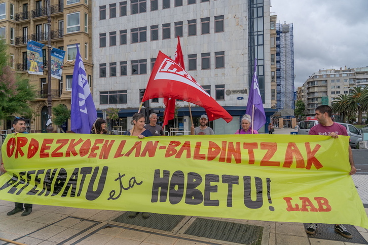 Concentración de LAB ante la sede del Departamento de Educación en Donostia.