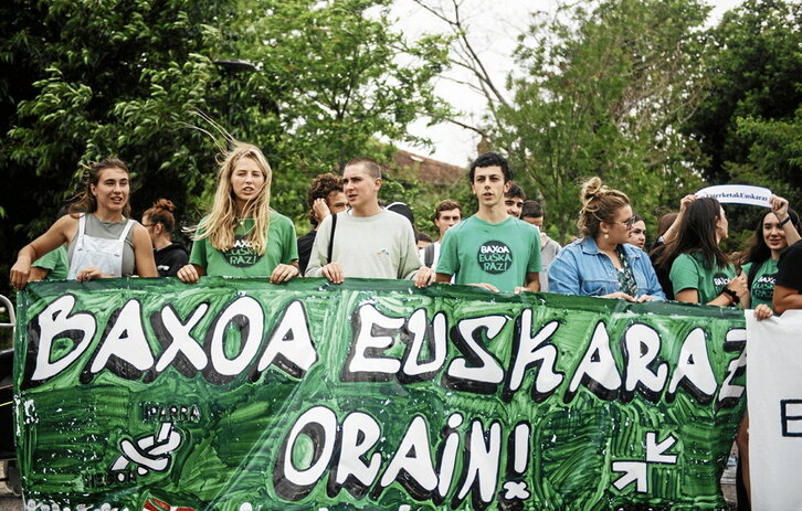 Baionako Bernat Etxepare lizeoaren aurrean egin zuten elkarretaratzea.